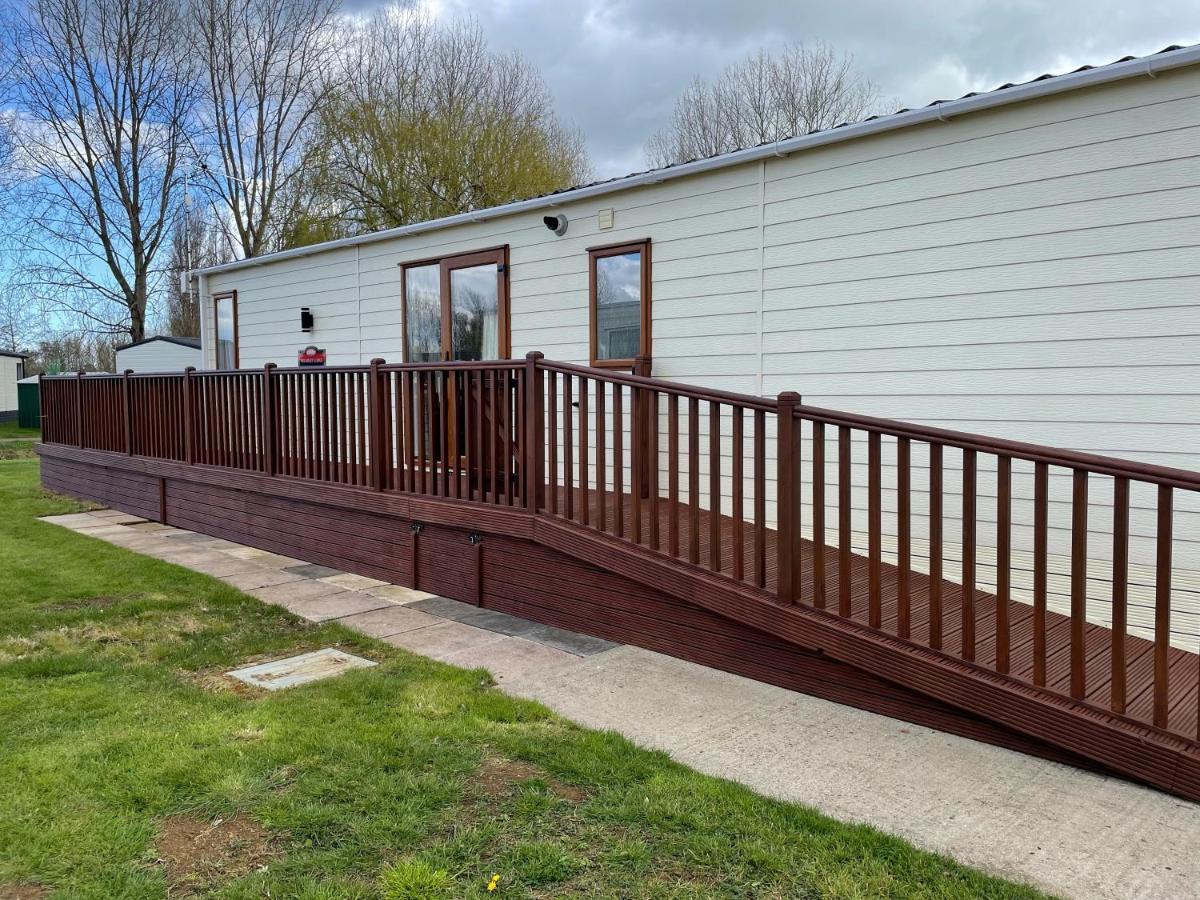 Beautiful 2 Bedroom Helmsley Lodge Northampton Eksteriør bilde
